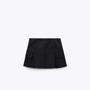 ZARA, Svart kortkjol med fickor - Mycket bra skick. Har inbyggda shorts perfekt för utekväll. 