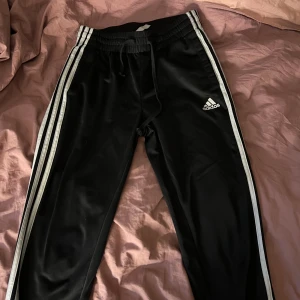 Adidasbyxor byxor - Fint skick, andvänd ett fåtal gånger 