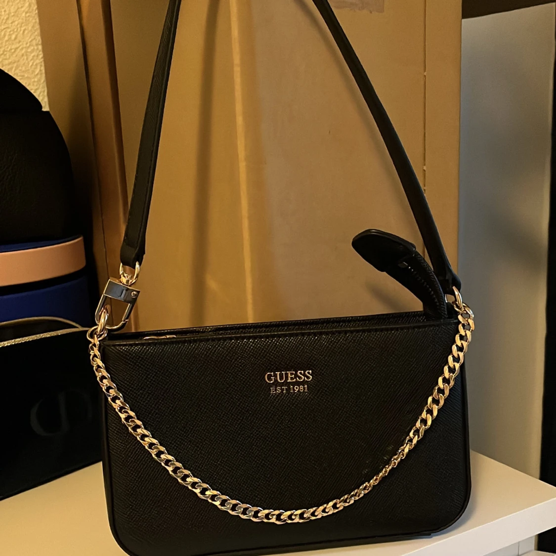 Handväska GUESS - 90