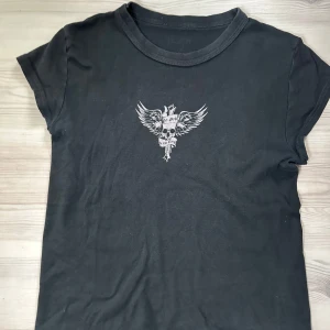 Brandy Melville topp - En  topp från brandymellville i 2022. Den är väldigt form passande och är i storleken S/XS. Skriv gärna om du är intresserad innan du köper! 🫶