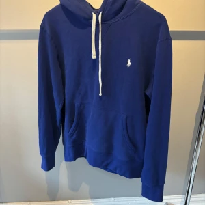 Ralph Lauren hoodie - Tjena! Säljer min Ralph Lauren hoodie, storlek S och färgen blå. Priset är 800kr! Skriv gärna om du har fler frågor eller funderingar😁