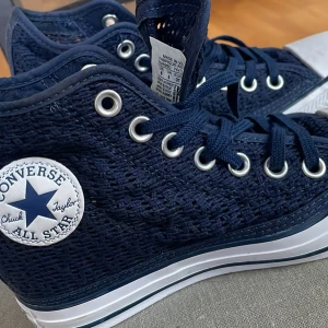Converse All Star strl 37 - Converse Chuck Taylor All Star Mid Lux Hidden Wedge Navy Knit Sneaker Women's size 6/strl eur 37  Endast testade, helt nya köpta i USA Djur finns i hemmet. 