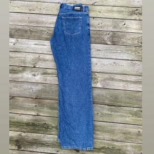 Dr.Denim Jeans loose fit 33/34 - Säljer ett par klassiska blå jeans i loose fit från Nlyman/Dr denim. Nypris 499                        storlek 33/34 