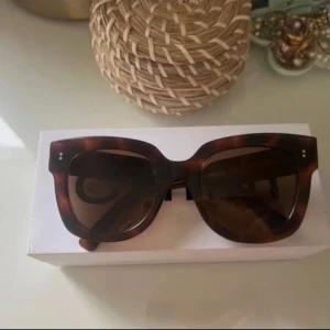 Chimi solglasögon  - Bruna solglasögon från chimi i storlek 08!! Super snygga köpta för ungefär 2 år sen💞