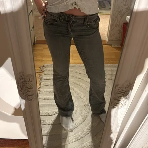 lågmidjade bootcut jeans  - Ett par fina lågmidjade bootcut jeans ifrån gina i storlek 164, men passar mig som har 34/36💕