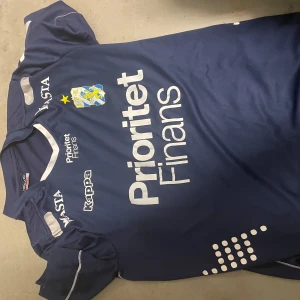  T-shirt  - IFK Göteborg  T-shirt det finns inga skador på dessa och är från A laget när dom hade kappa 