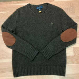 Cashmere Ralph Lauren tröja - En skön och mjuk Ralph Lauren tröja perfekt till hösten och vintern. Den är i ny skick. Eftersom den inte kom till andvändning!Fick den för 1890kr på kidsbrandstore säljer för 750kr! 🤩💸 Kan frakta men möts upp i Sundbyberg!🚚📦