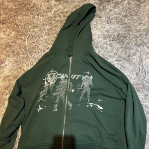 Vicinity hoodie - Säljer en vicinity hoodie i storlek S. Säljer för 400kr. Använda ett fåtal gånger. Köparen står för frakten✅