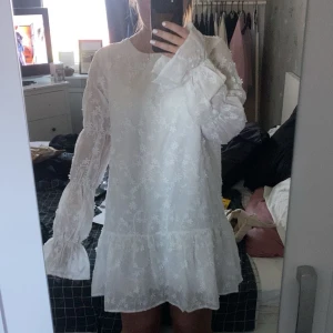 Vit blommig klänning  - Jätte fin vit blommig klänning från Na-kd  Helt oanvänd med prislappen kvar  Nypris:799kr