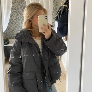 VINTERJACKA - säljer denna svin snygga vinterjacka av märket Cava Company, köpt från junkyard för några år sedan men kommer inte till användning. den är oversized så passar S/L☺️