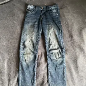 Jeans för barn. Funkar super, Sköna och varma inuti. Blå Jeans med vit uttoning. Det finns små skråmor då olyckor händer men inget som är tydligt på jeansen.