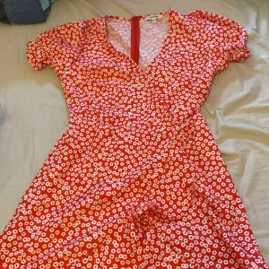 Röd vit klänning  - Nyskick rör vit klänning använd 1-3 gånger