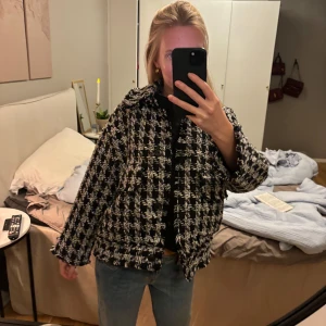 Jacka - Säljer denna mönstade jackan som är perfekt till hösten. Ärmarna går att vika upp så jackan blir som trekvartsärm! 