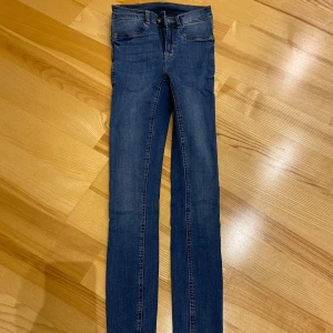 Skinny jeans från 77th Flea - Säljer ett par snygga blå jeans från 77th Flea i storlek S. De är stretchiga och har en klassisk femficksdesign. Perfekta för både vardag och fest! 🥳