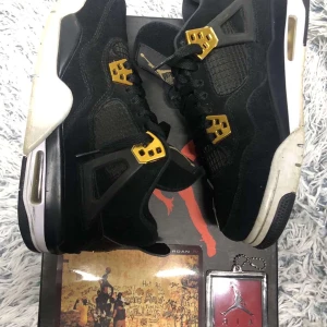 Jordans  - Säljer mina jordans för dom är för små har knappt använt dom 