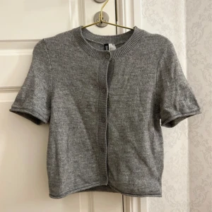 Stickad tshirt h&m - Säljer denna stickade kortärmade tröjan från H&M! Aldrig använd! Ganska croppad🍂🍂