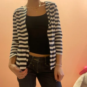 Supersnygg och unik kofta - Jättefin kofta, super mjukt material, skön och mysig med en cool utsvängd design. Använd endast en gång. Säljer pga att den inte matchar resten av min klädstil💗