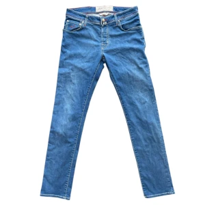jacob cohën jeans  - Säljer dessa riktigt snygga byxorna i från lyx varumärket jacob cohën 🇮🇹 Vid frågor och funderingar skriv gärna  Modell 622 midjans brädd 41cm Grenen till foten 80cm 