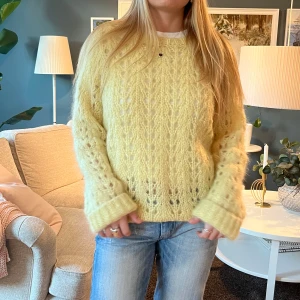 Stickad tröja  - Slutsåld stickad tröja från Gestuz i mohair och ull 💖 världens mysigaste!!! Nypris ca 2000kr. Pris kan diskuteras vid en snabb affär 