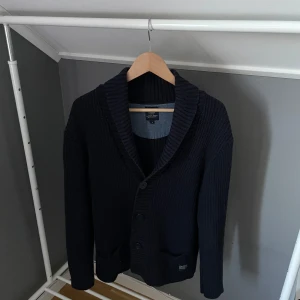 Cottonfield cardigan - fint skick | skön passform | den är åt det tjockare hållet | passar perfekt att ha tshirt eller hoodie under då den kan funka som yttersta lagret oxå🙌