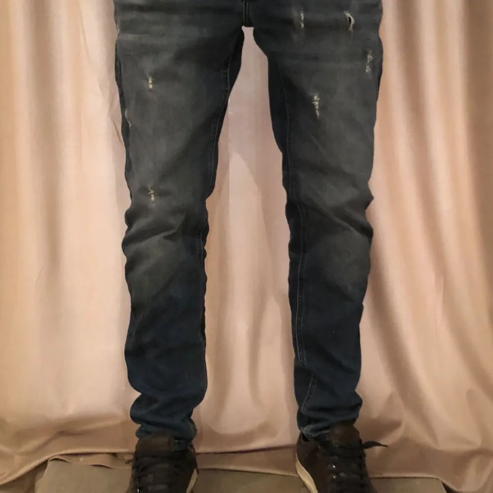 Säljer dessa riktigt snygga Jack n jones jeans för endast 350kr.🤩. Jeans & Byxor.