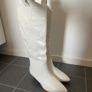 Vita Cowboy boots - Så fina cowboy boots som aldrig är använda. Fick i present så vet inte vart de är ifrån! Ca 3/4cm hög klack så väldigt låga och bekväma att gå i 💓
