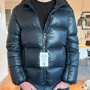 Mörkblå pufferjacka från Colmar - Säljer en snygg mörkblå pufferjacka från Colmar i mycket bra skick.