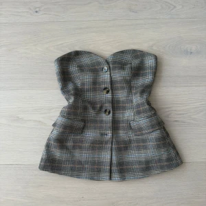 zara topp - Så snygg zara topp köpt 2022 som inte kommer till användning längre. Brukar vanligtvis ha S men xs passar super