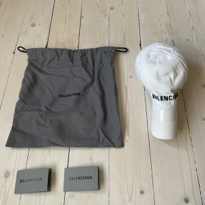 Balenciaga keps ny  - Säljer nu en superfin ny keps från Balenciaga.   Kommer med og tags och dustbag.  Nypris: 350€ ~ 4000kr  Mitt pris: 2200kr ink frakt   Mvh 