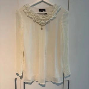 Vit blus - Vit blus. Storlek S. 