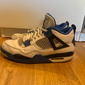 Jordan 4 Motorsport  - Jordan 4 Motorsport i storlek 44. Inget OG medföljer och endast en innersula finns. Tveka inte på att skriva om ni har några frågor!