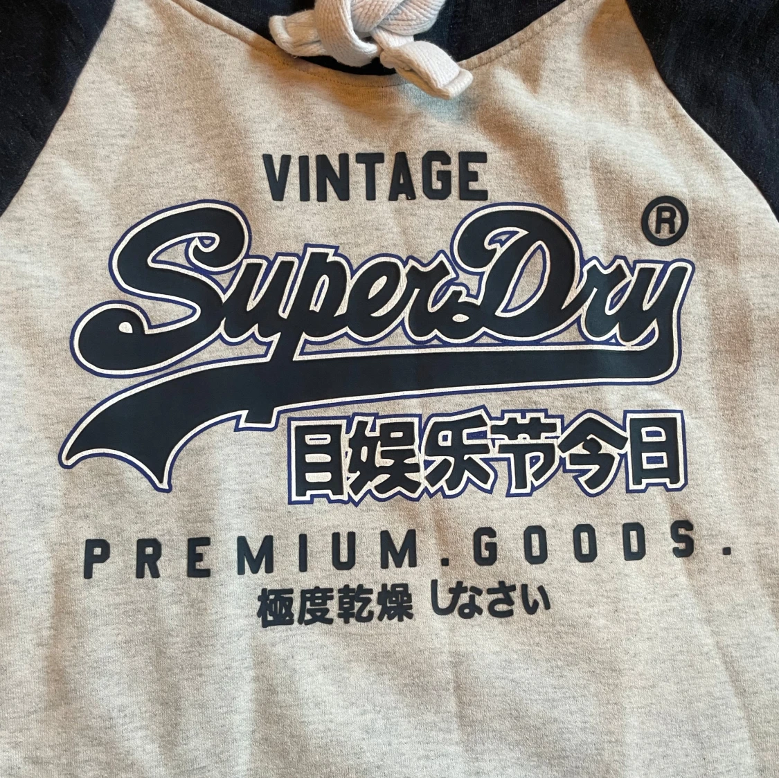 Grå och svart hoodie från SuperDry - 2