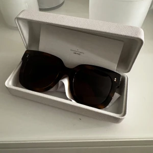 Bruna solglasögon från CHIMI - Snygga solglasögon från CHIMI i en trendig brun nyans med en klassisk fyrkantig form. Perfekta för att ge din stil en extra touch. Kommer i ett stilrent fodral. Färg: tortoise 08
