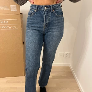 Blå jeansbyxor - Snygga blå jeansbyxor med hög midja och klassisk femficksdesign. Byxorna har en straight passform och stängs med knapp och dragkedja framtill. Perfekta för en avslappnad stil.