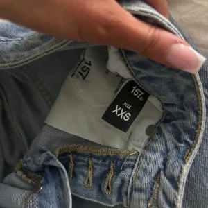 Ljusblå jeans i storlek XXS - Säljer ett par ljusblå jeans i storlek XXS. Säljs då de är för korta för mig. Använda max 2 ggr 