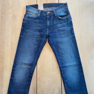 Helt nya nudie jeans - Tjena! Säljer nu ett par riktigt feta nudie jeans med en riktigt snygg tvätt. De är HELT NYA, med lapparna fortfarande kvar. Jeansen är i modellen ”Thin Finn”, vilket är en slim fit passform. De är ju som sagt helt nya, så finns inga defekter. De är i storleken ”28/32”. Hör av er vid närmsta fundering! ❗️Kolla även in min profil för fler helt nya nudie jeans i olika storlekar❗️