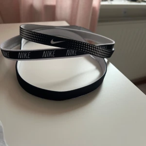 Svarta hårband från Nike - Säljer tre svarta diadem från Nike. Perfekta för träning eller vardagsbruk, oanvända