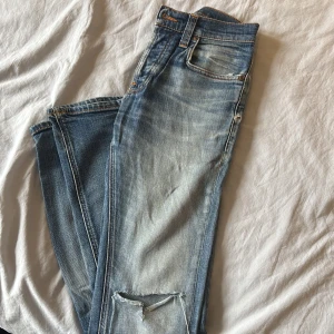 Nudie jeans med slitningar - Hej, säljer dessa nudie jeans i storlek w28/29 längd 32 dessa passar dig som är runt 165-175.jeansen sitter i slim fit kom privat för frågor?