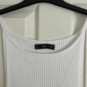 Ribbad lång klänning Mango - Fin ribbad lång klänning från Mango i storlek medium, helt oanvänd🩷