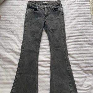 Grå bootcut jeans - Snygga grå bootcut jeans från Gina Tricot. De har en klassisk femficksdesign och en bekväm passform. Perfekta för en avslappnad stil med en touch av retro. (EGNA BILDER PRIVAT) 