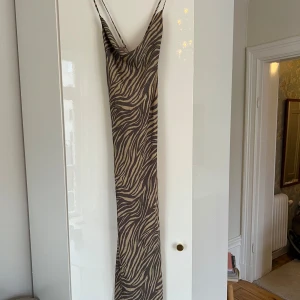 ADOORE Vienna Klänning  - Jättefin zebramönstrad långklänning från ADOORE med smala axelband. Ny utan prislapp, använd 1 gång! 