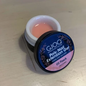 Nagel gele - Poly Nail Extension Gel i färgen Peach. Gelen är soak-off och härdas med uv lampa. Lite använd, men använder inte längre gele♡ Fick den som gåva så vet ej vart den är köpt.
