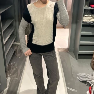 Grå och svart stickad tröja - En Kashmir tröja från vince i strl xs, köpt för ca 3000