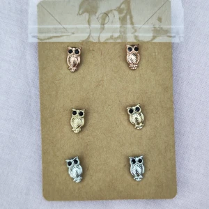 Uggleformade örhängen i tre färger - Säljer ett set med sex uggleformade örhängen i tre olika färger: roséguld, guld och silver. Varje par har detaljerade ugglor med svarta ögon. Perfekt för att mixa och matcha beroende på stil och tillfälle. Oäkta.