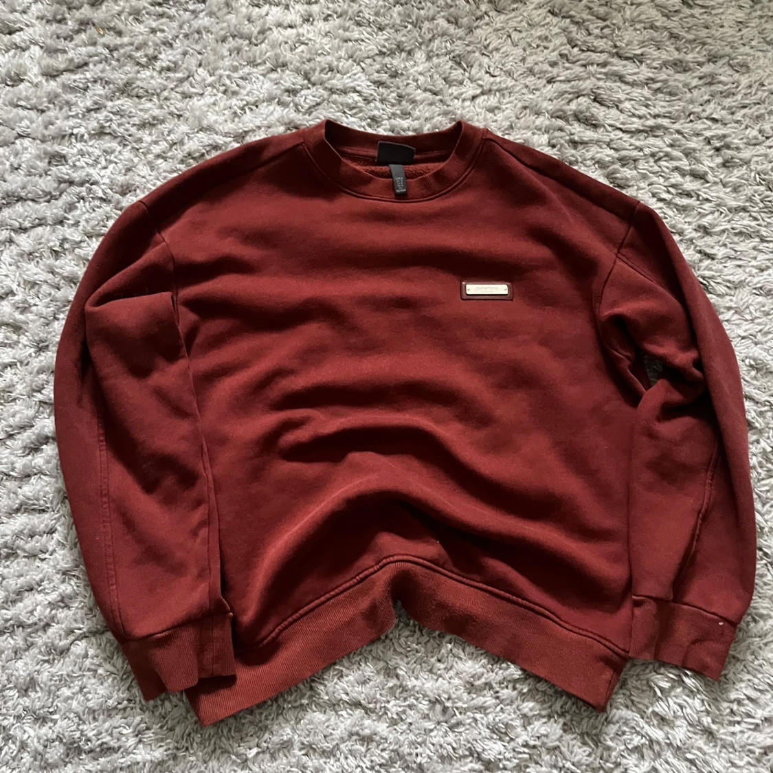 Vinröd sweatshirt från H&M