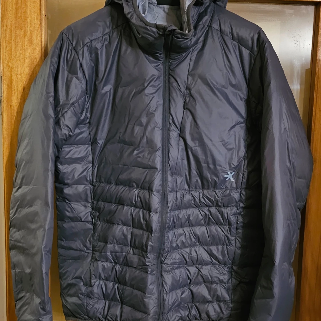 Mörkblå pufferjacka med huva