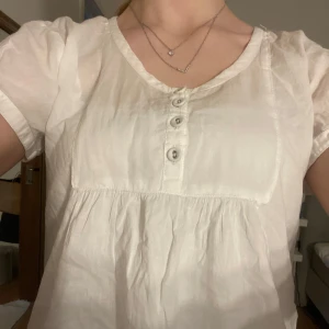 Vit blus  - Den är ganska så genomskinlig annars väldigt fin💖