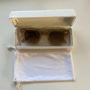  Chimi solglasögon  - Snygga  solglasögon från Chimi i 04, de är bruna tonade linser. Perfekta för en stilren look. Kommer med ett vitt fodral och en matchande påse för förvaring.