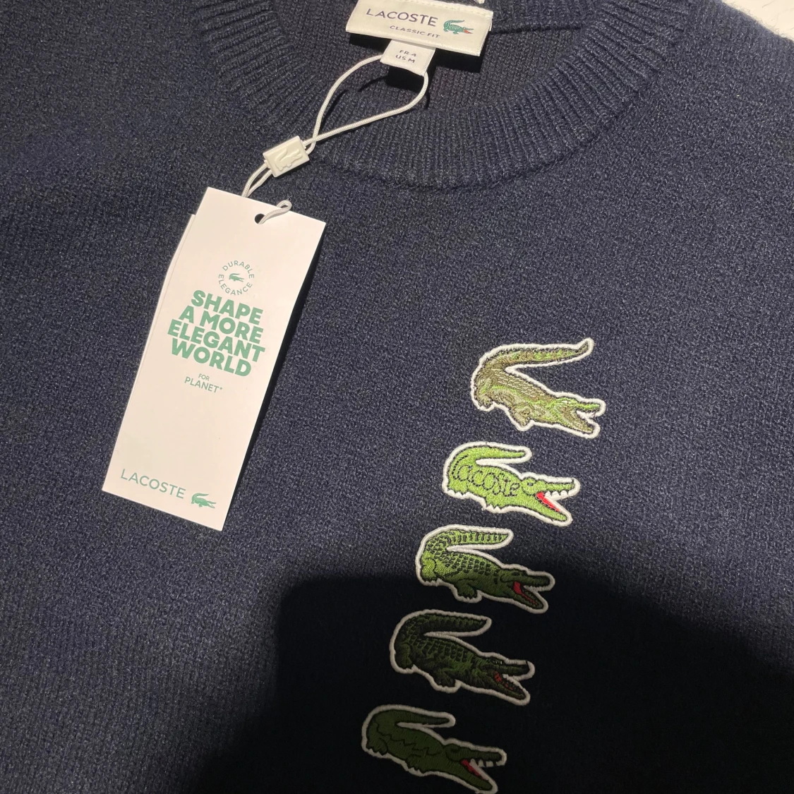Mörkblå tröja från Lacoste med krokodiler