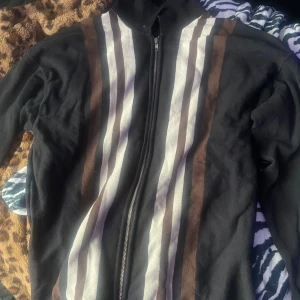 Oversized mysig kofta<33 - Jätte mysig kofta från märket Emilio, köpt second hand! Står storlek XL men passar alla speciellt om man vill ha den oversized💗Skriv i dm för mer info/mer bilder!!🩷🩷💯